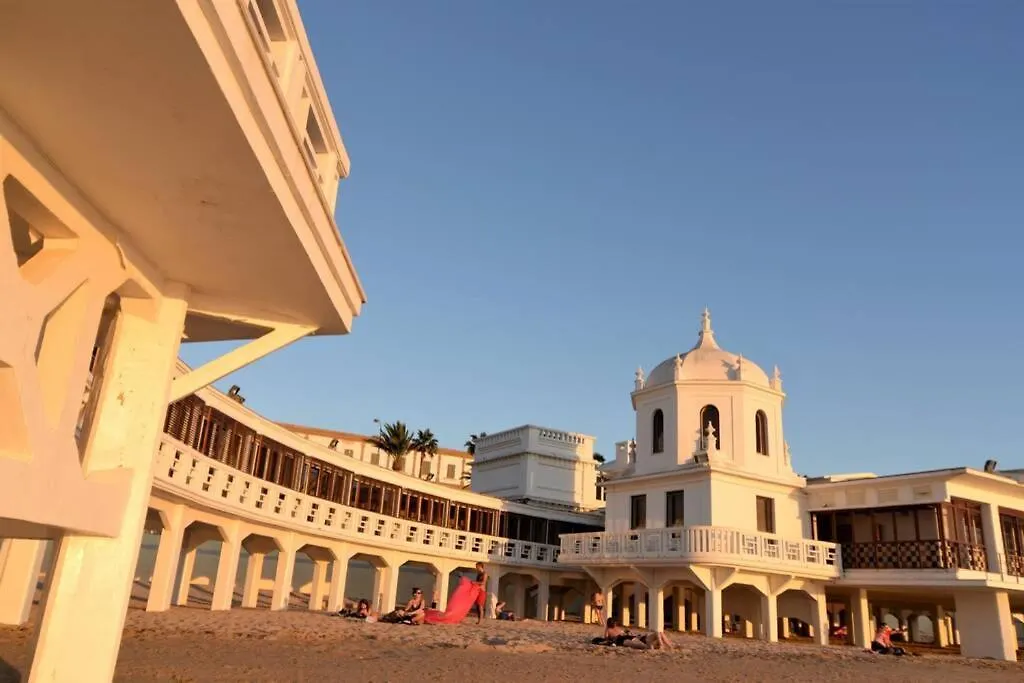 Esencia De Cadiz Entre La Vina Y El Mercado